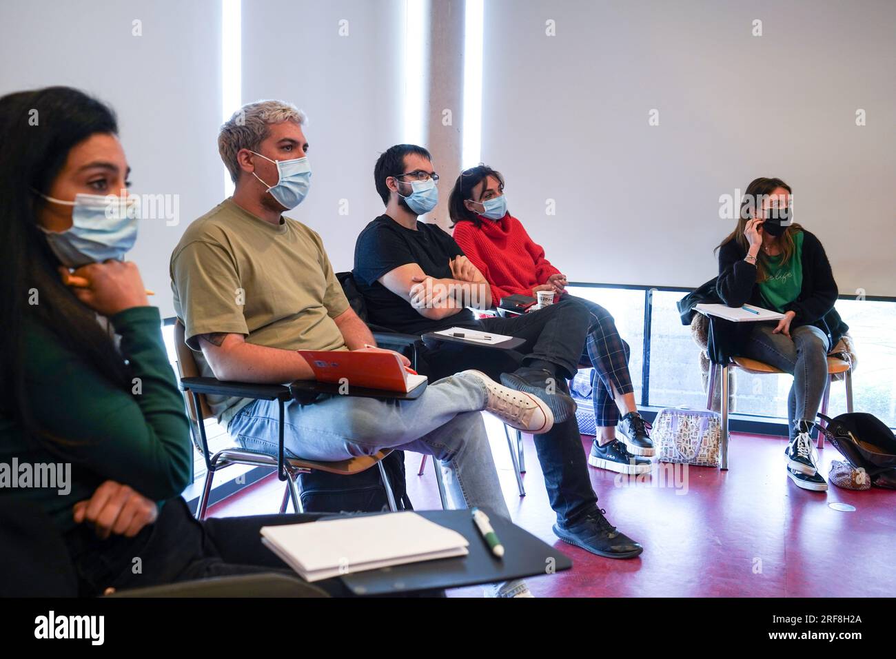 Krankenschwestern und Notfallschwestern werden an der Medizinischen Fakultät in Notfallverfahren und Wiederbelebung geschult. Stockfoto