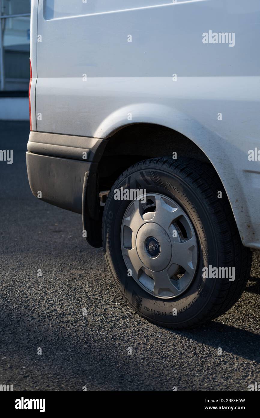 Das Rad eines Ford Transit-Transporters. Stockfoto