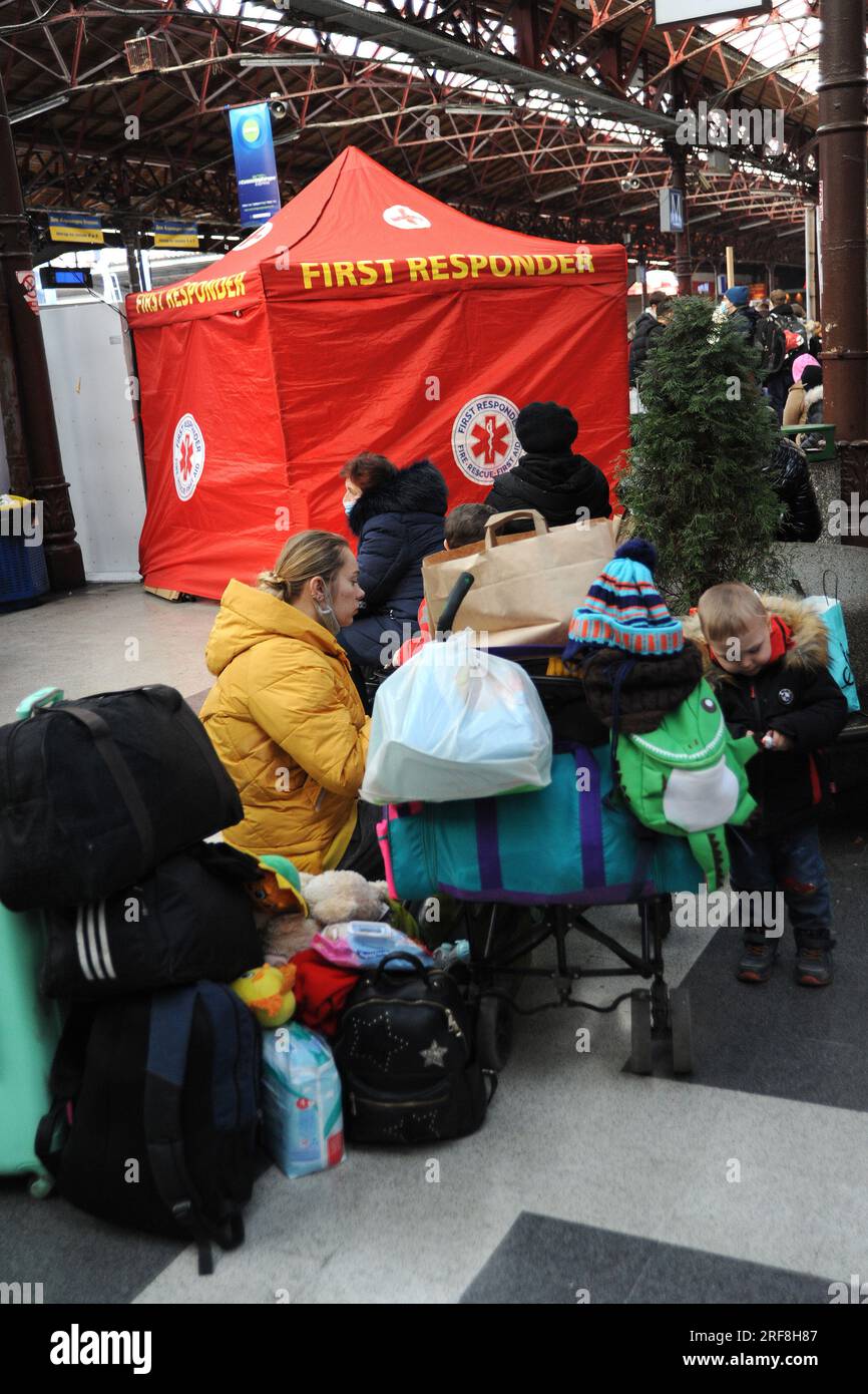 Aufnahme von Flüchtlingen aus der Ukraine am Bahnhof Bukarest Nord. Unterstützung von Frauen, Kindern, Familien durch Vereinigungen und soziale Dienste der Stadt. Stockfoto