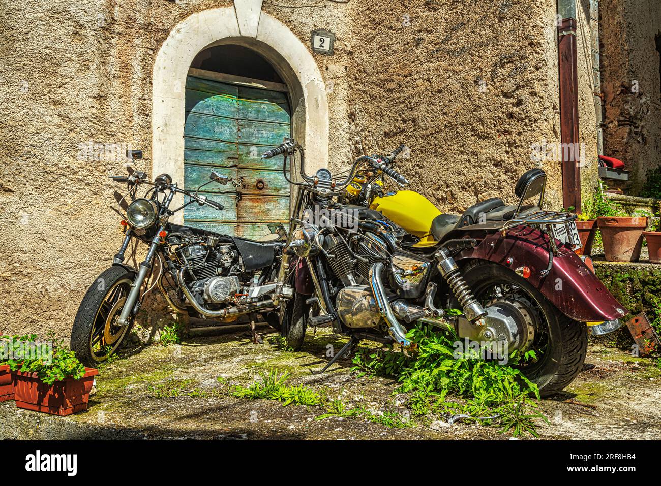Motorräder müssen wiederhergestellt werden. Bauernhaus aus Stein, spontane rustikale Architektur in Preturo. Provinz L'Aquila, Abruzzen Stockfoto