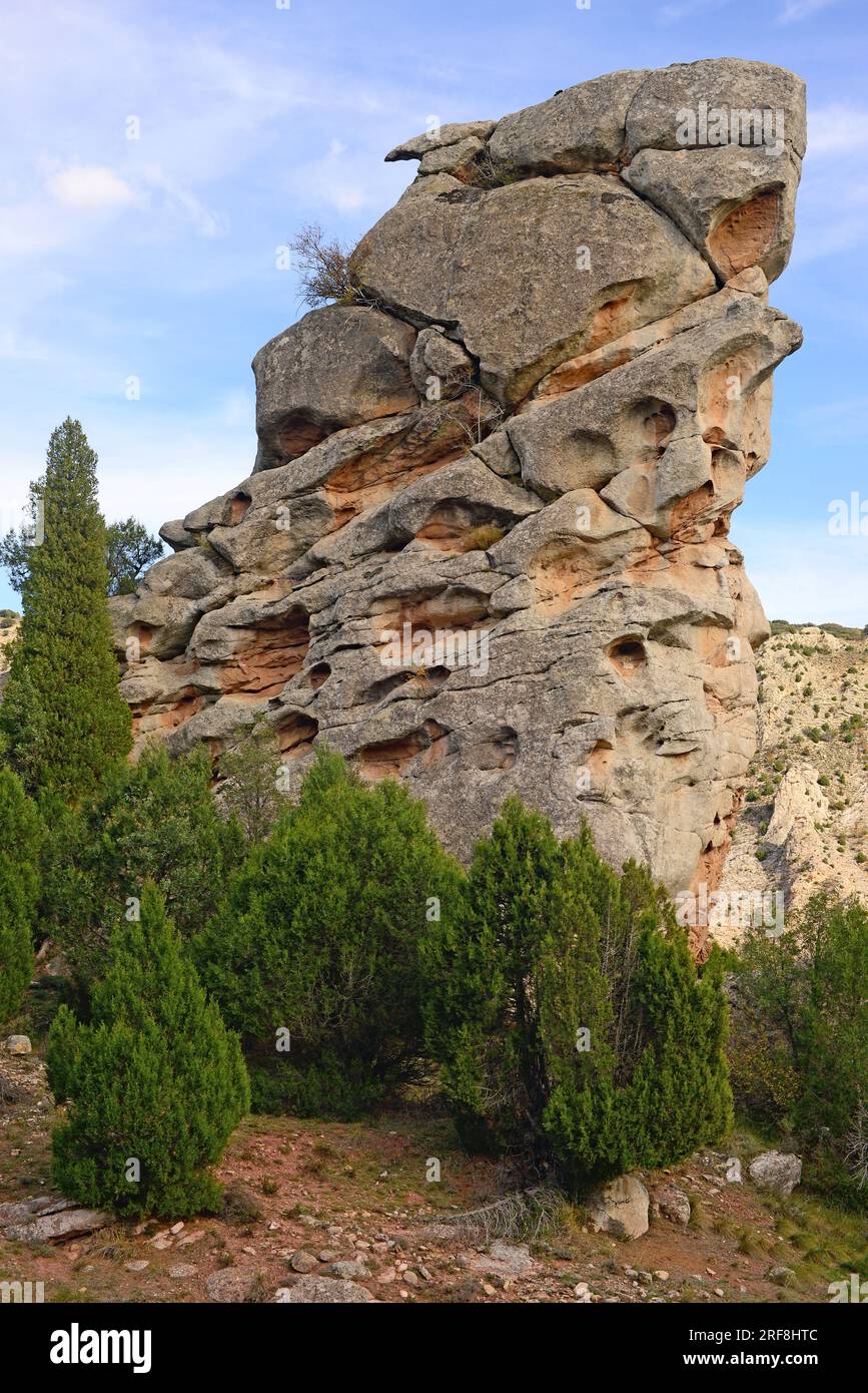 Tafoni oder Tafoni in Sandstein; Tafoni sind kleine Hohlräume, die in den Felsen zur Verwitterung oder Differentialerosion gebildet werden. Dieses Foto wurde in Miravete gemacht Stockfoto