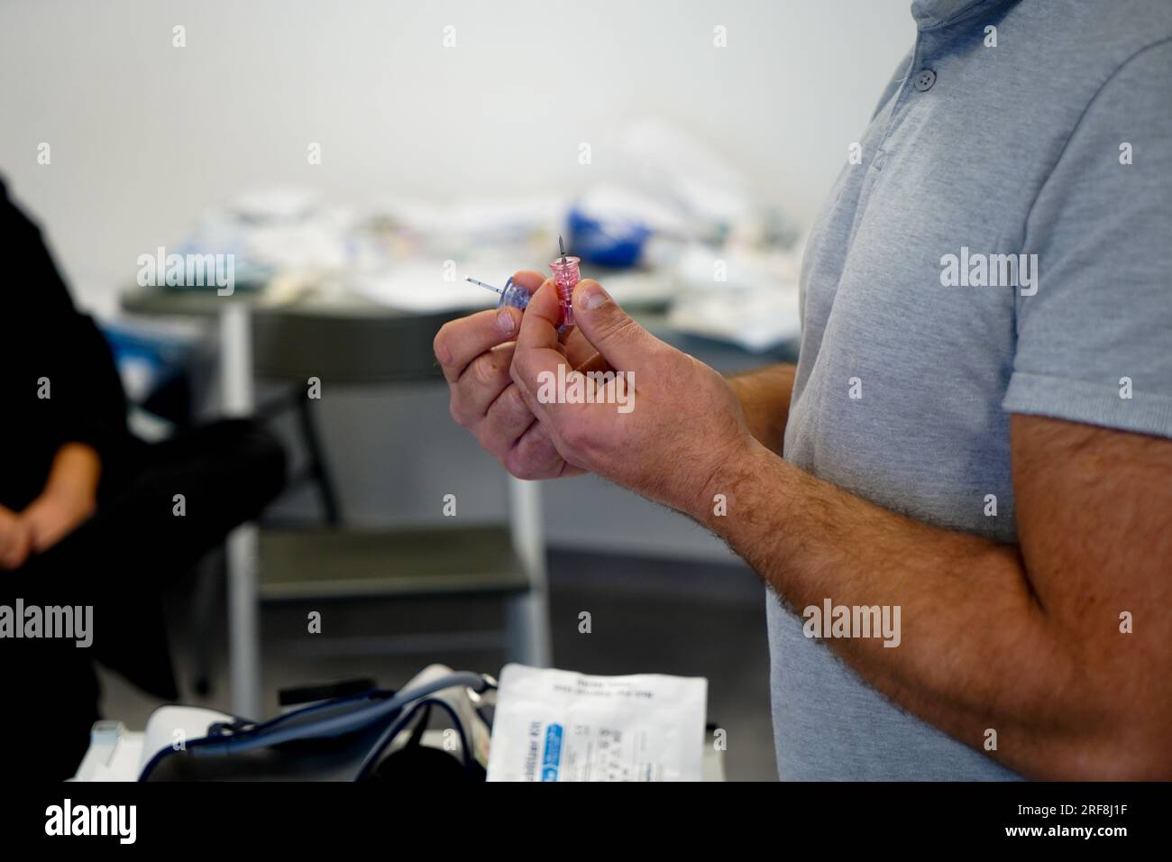 Krankenschwestern und Notfallschwestern werden an der Medizinischen Fakultät in Notfallverfahren und Wiederbelebung geschult. Stockfoto