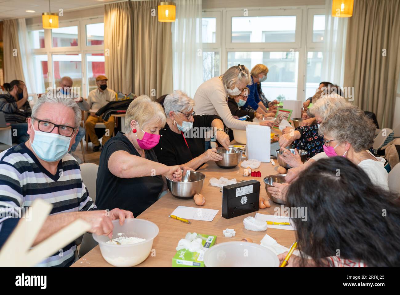 Kulinarischer Workshop in einer Residenz mit Seniorenservice, Animation, Zubereitung und Verkostung von Ahornsirupkeksen. Stockfoto