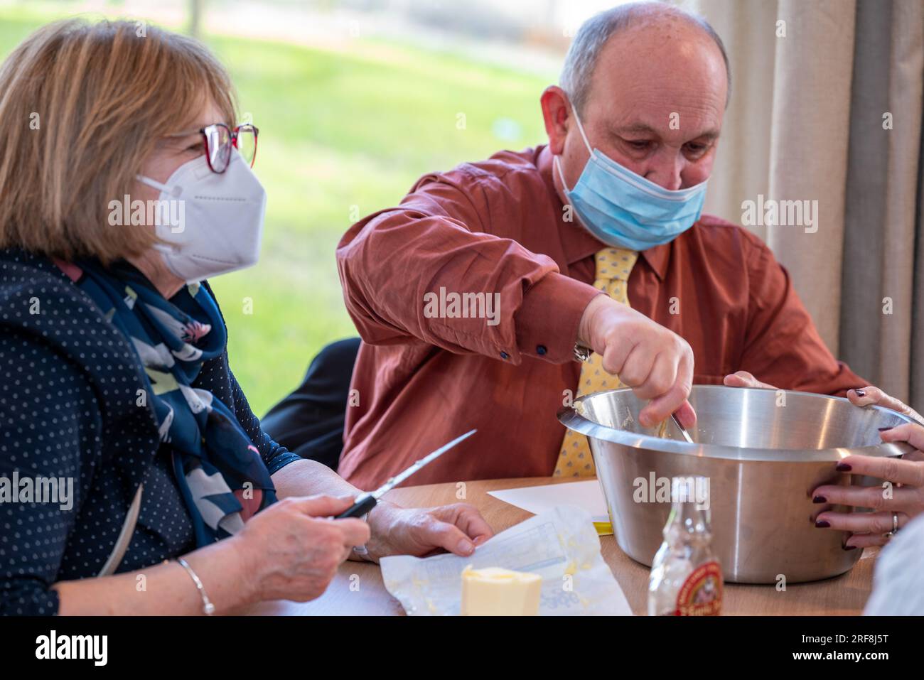 Kulinarischer Workshop in einer Residenz mit Seniorenservice, Animation, Zubereitung und Verkostung von Ahornsirupkeksen. Stockfoto