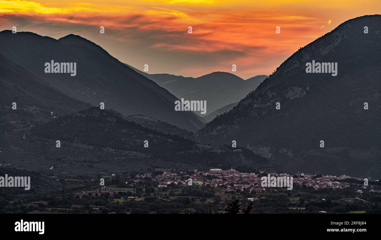 Sonnenuntergang über dem Peligna-Tal und dem Dorf Raiano. Stockfoto