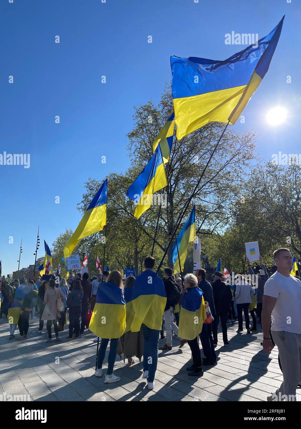 Unterstützungstreffen für die Ukraine in Frankreich, Place de la Bastille am 16./04. Dezember 2022, während des Krieges gegen Russland. Stockfoto