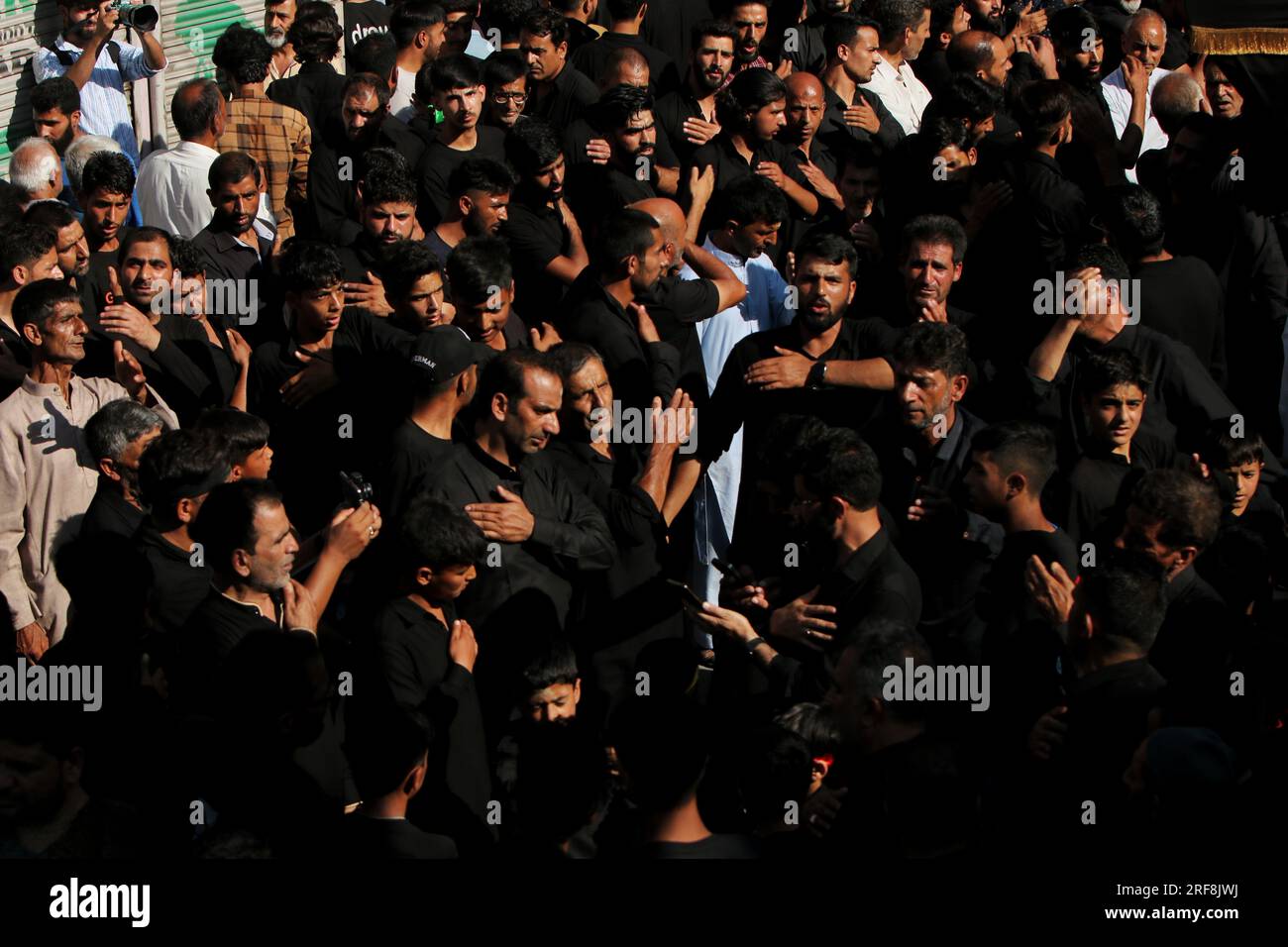 Srinagar, Indien. 26. Juli 2023. (7/26/2023) Kaschmirisch schiitische muslimische Trauerjäger rufen während einer Prozession am siebten Tag Ashuras während des Islamischen Monats Muharram Slogans, in dem sie an die Ermordung des Enkels des Propheten Mohammed Imam Hussein im siebten Jahrhundert am 26. Juli 2023 in Srinagar erinnern. (Foto: Mubashir Hassan/Pacific Press/Sipa USA) Guthaben: SIPA USA/Alamy Live News Stockfoto