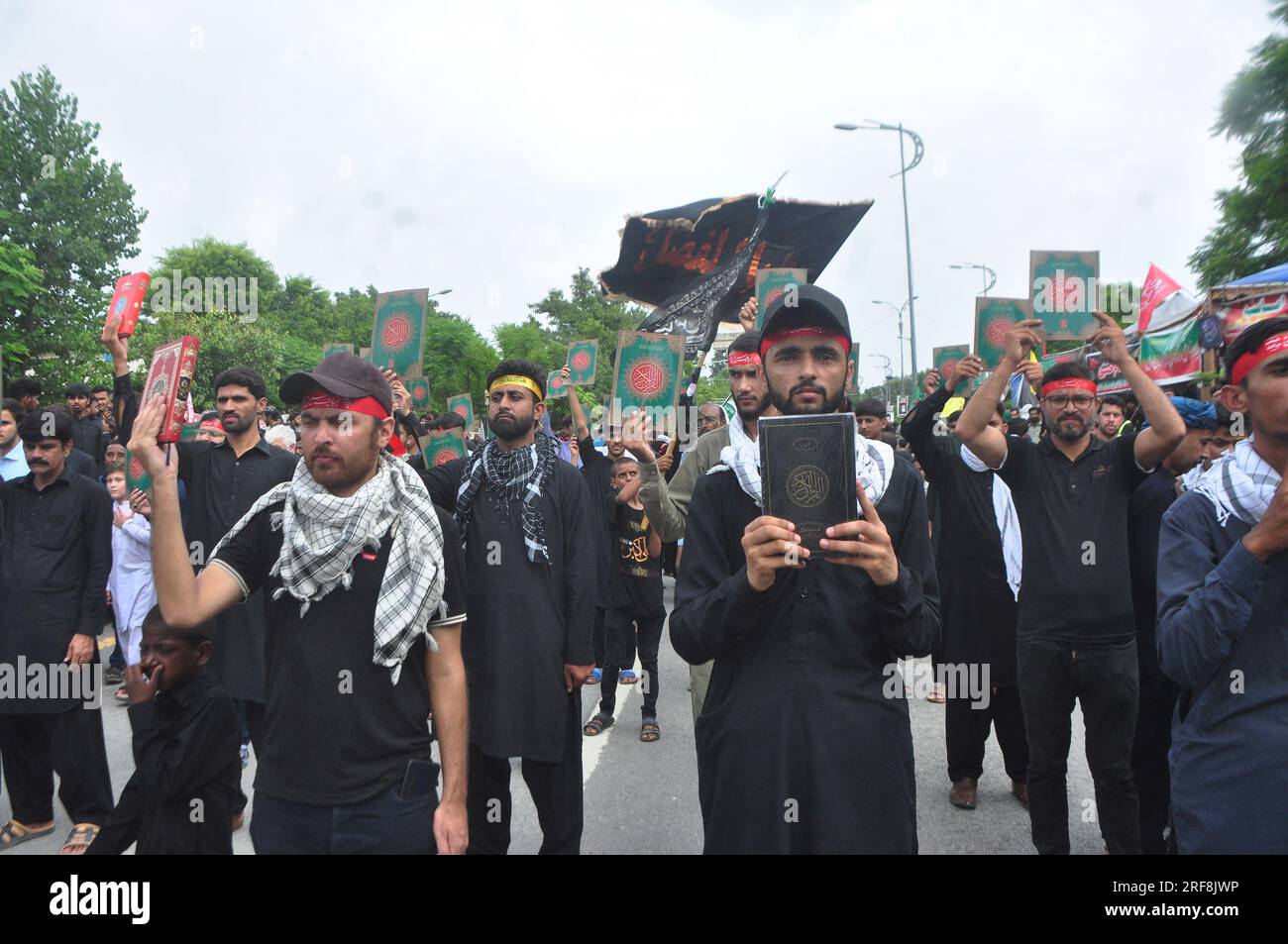 Islamabad, Pakistan. 28. Juli 2023. (7/28/2023) schiitische Moslems nehmen am neunten Tag von Ashura an einer Prozession im Islamischen Monat Muharram in Islamabad Teil, in der sie an die Ermordung von Propheten Mohammeds Enkel Imam Hussein (A.S.) im siebten Jahrhundert erinnern (Foto von Raja Imran Bahadar/Pacific Press/Sipa USA). Kredit: SIPA Live USA/Alamy News Stockfoto