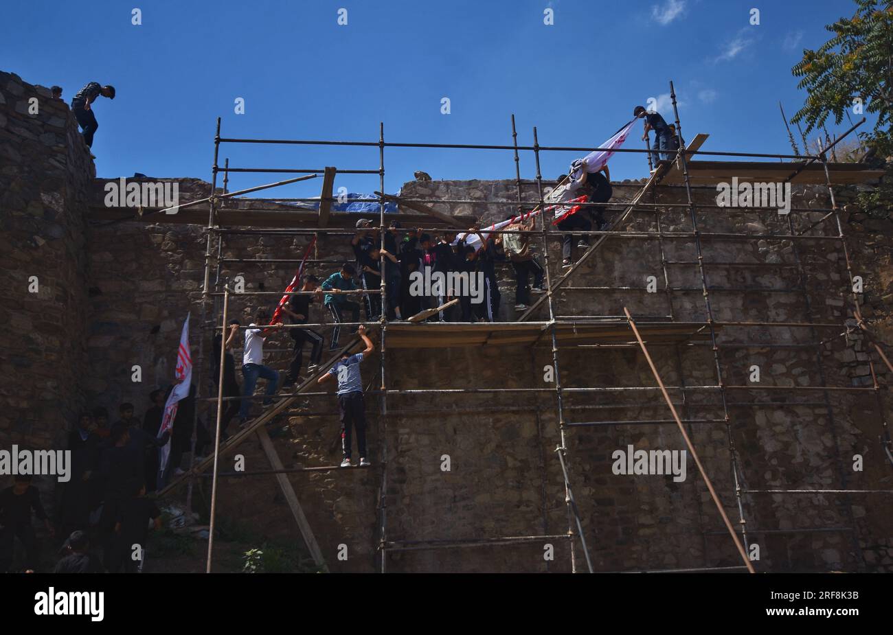 Srinagar, Indien. 26. Juli 2023. (7/26/2023) schiitische Moslems aus kaschmir schwenken eine Flagge mit dem Bild von Qasem Soleiman, einem ermordeten iranischen Befehlshaber während einer Prozession am siebten Tag von Ashura während des Islamischen Monats Muharram, der der Ermordung des Enkels von Prophet Mohammed Imam Hussein im siebten Jahrhundert am 26. Juli 2023 in Srinagar gedenkt. (Foto: Mubashir Hassan/Pacific Press/Sipa USA) Guthaben: SIPA USA/Alamy Live News Stockfoto