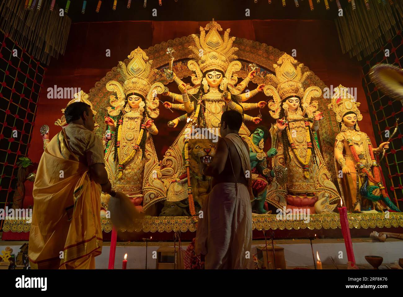 Howrah, Westbengalen, Indien - 3. Oktober 2022 : Hindu-Priester, die die Göttin Durga mit heiligem pradip und Chamor anbeten. Ashtami Puja aarati. Stockfoto