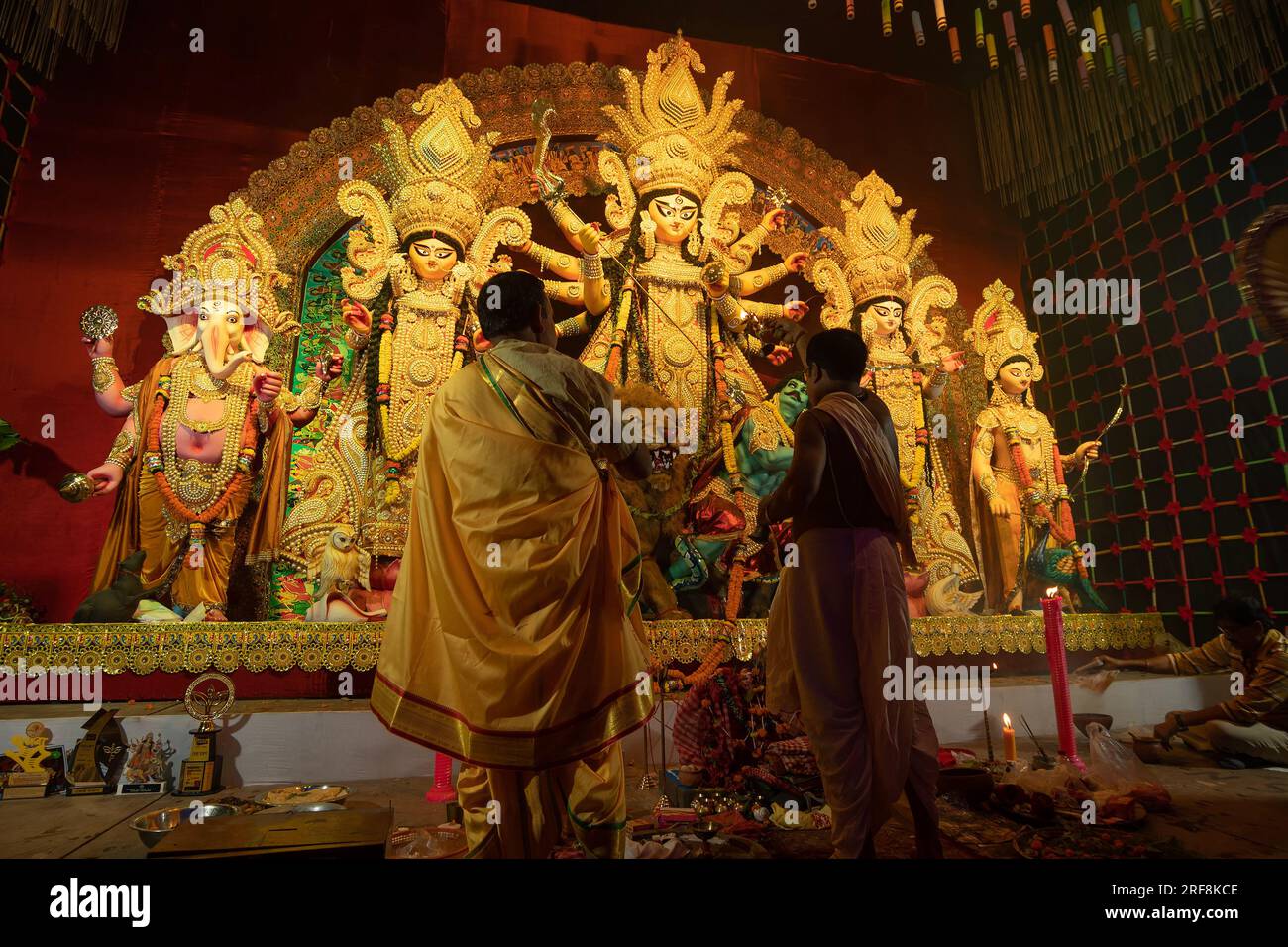 Howrah, Westbengalen, Indien - 3. Oktober 2022 : Hindu-Priester, die die Göttin Durga mit heiligem pradip und Chamor anbeten. Ashtami Puja aarati. Stockfoto