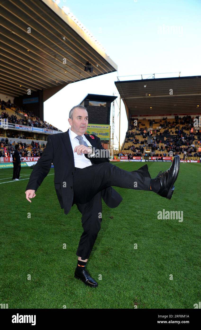 Dart-Weltmeister Phil Taylor High tritt in der Molineux Barclays Premier League - Wolverhampton Wanderers gegen Bolton Wanderers 13/11/2010 Stockfoto