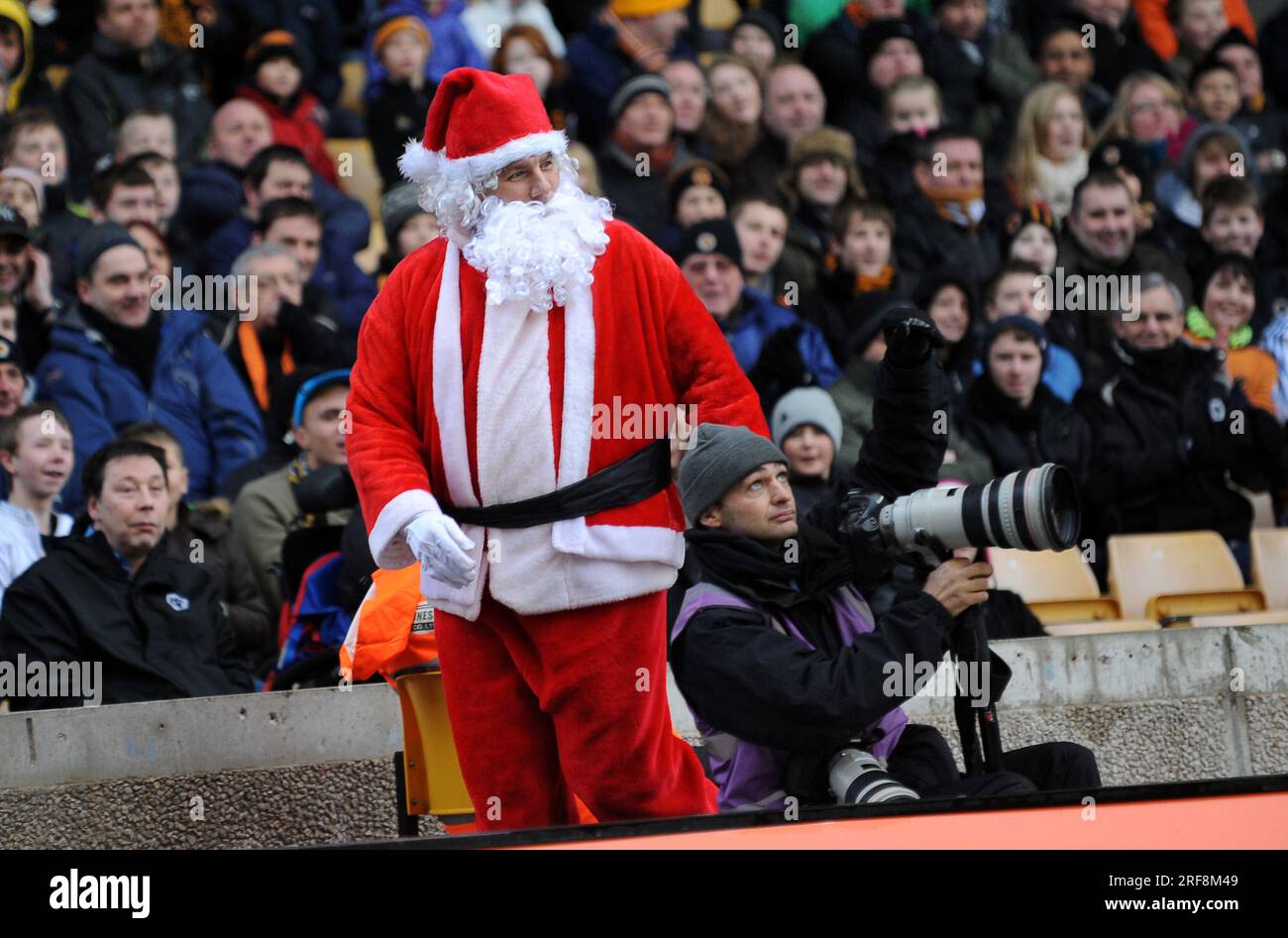 Weihnachtsmann und Sportfotograf Barclays Premier League - Wolverhampton Wanderers gegen Birmingham City 12/12/2010 Stockfoto
