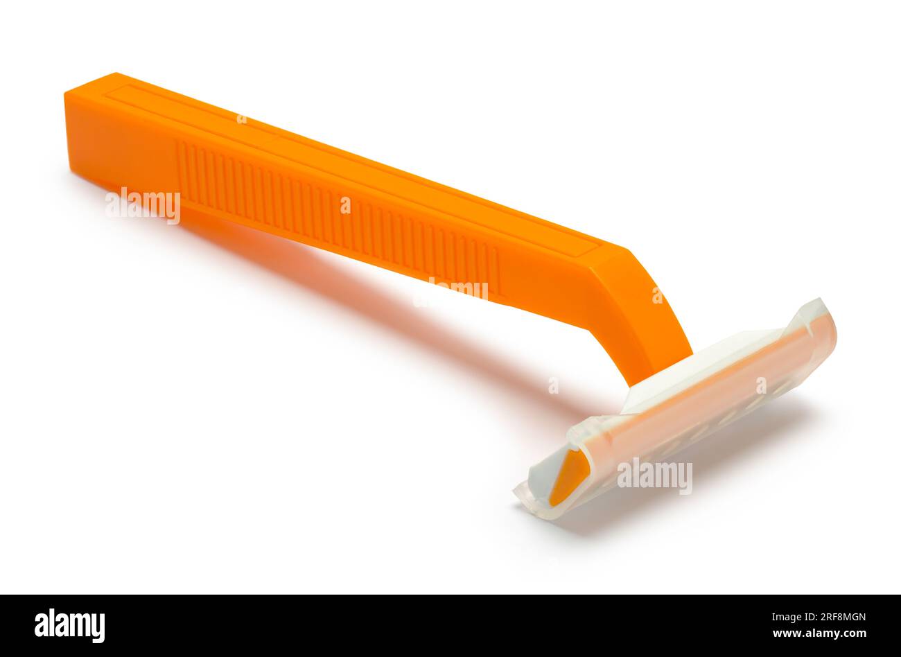 Orangefarbener Einweg-Rasiermesser mit Ausschnitt auf Weiß. Stockfoto