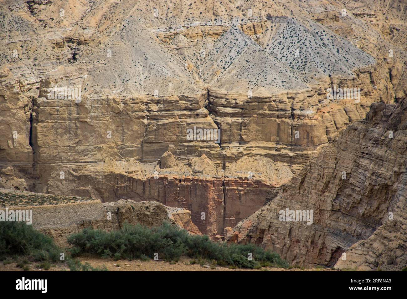 Atemberaubende bewölkte Wüstenlandschaft des oberen Mustang, gefangen aus dem Dorf Chele im Himalaya Nepal Stockfoto