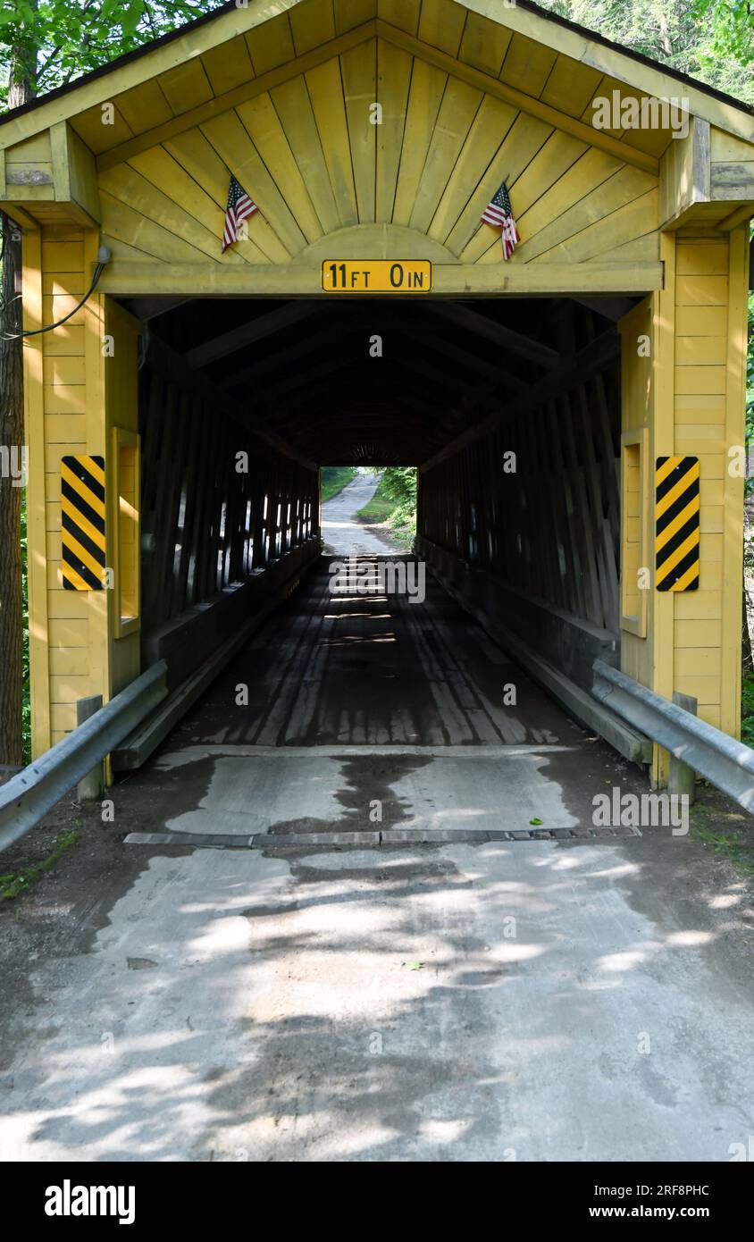 Leere Straße durch alte und historische hölzerne überdachte Brücke Stockfoto