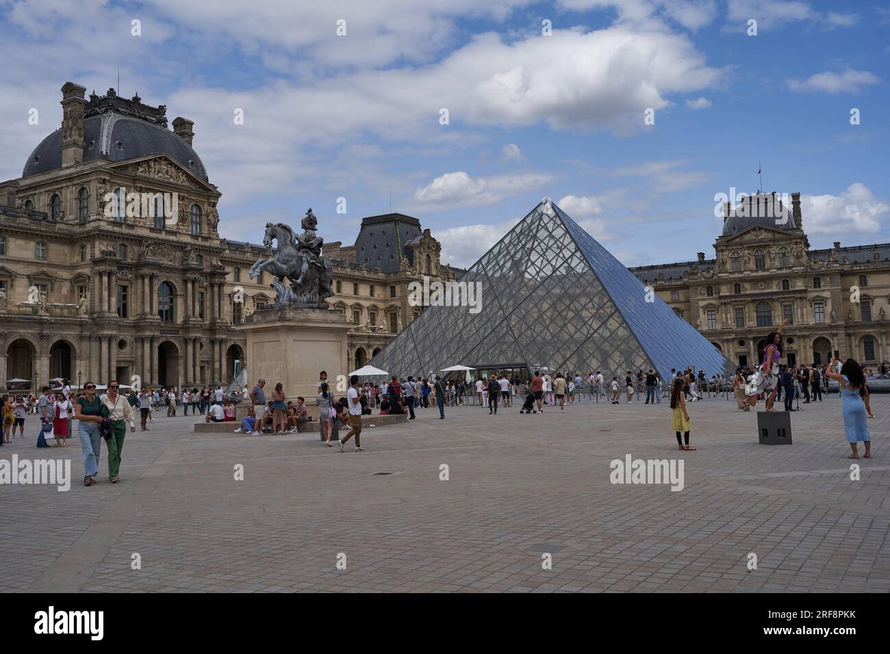 Paris, Frankreich - 13. Juli 2023 - Ein malerischer Blick auf das Louvre Museum im Herzen von Paris bei Tageslicht Stockfoto