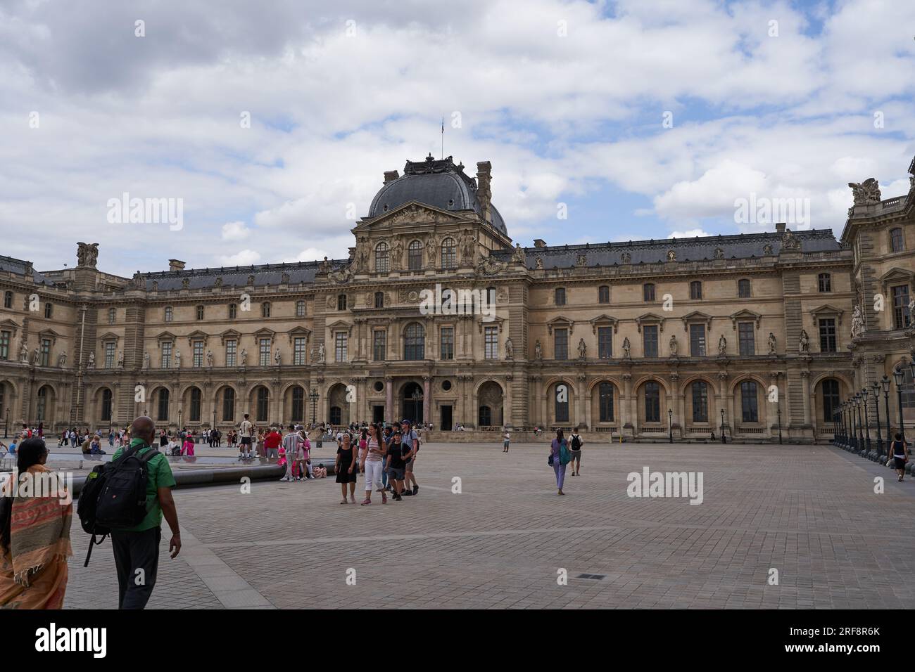 Paris, Frankreich - 13. Juli 2023 - Ein malerischer Blick auf das Louvre Museum im Herzen von Paris bei Tageslicht Stockfoto