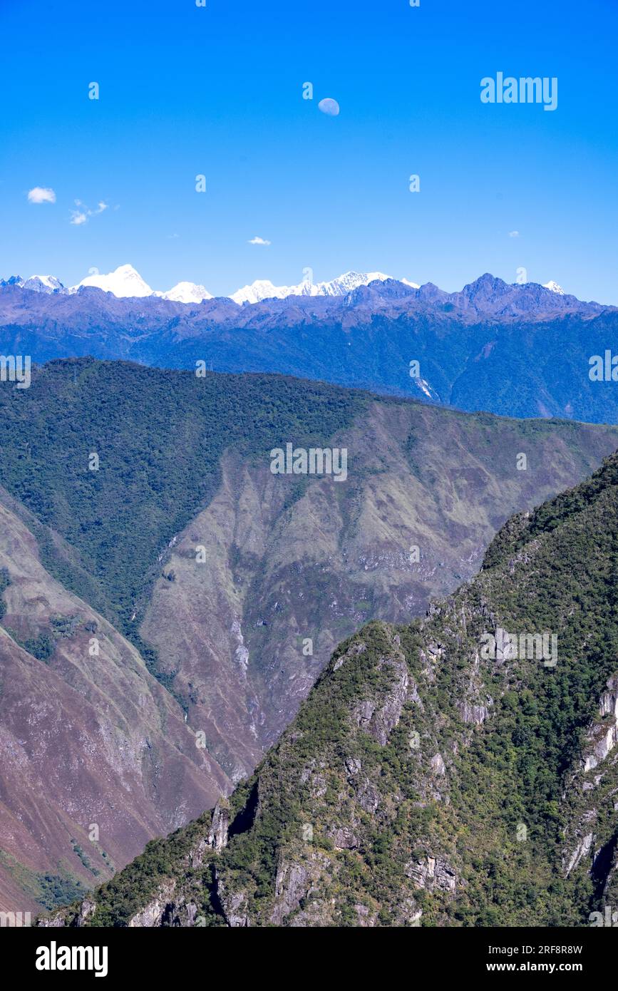Blick nach Westen von den Inka-Ruinen von Machu Picchu in Richtung Urubamba-Flusstal und Pumasillo-Berg, Peru, Südamerika Stockfoto