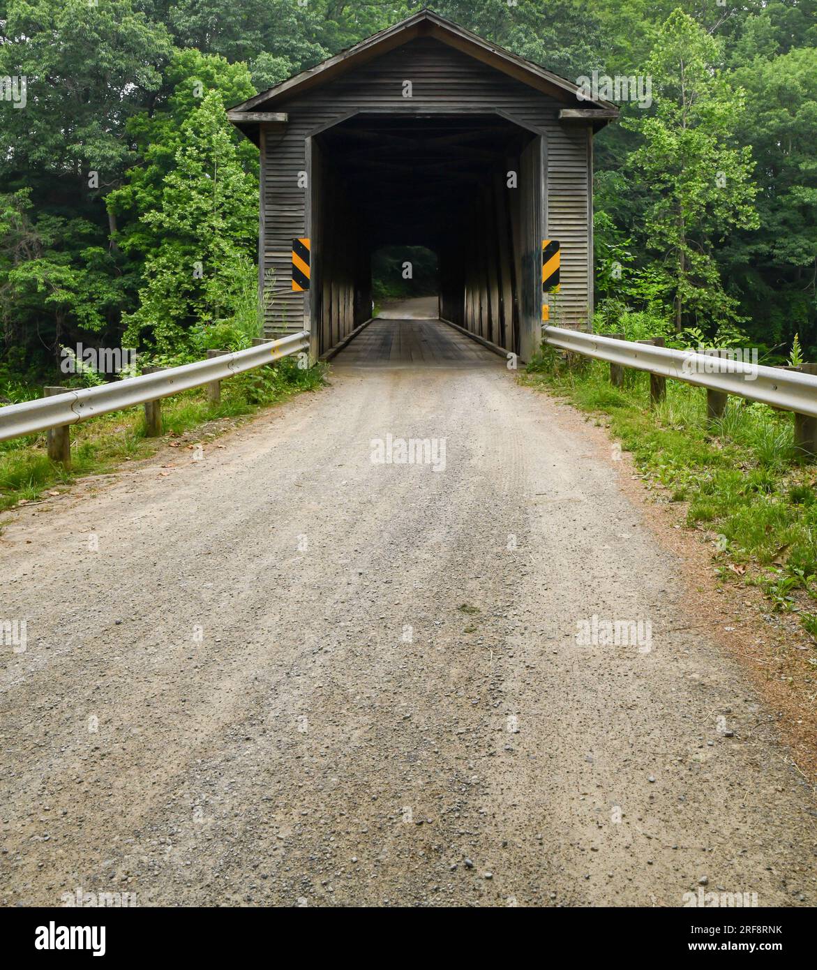 Leere Straße durch alte und historische hölzerne überdachte Brücke Stockfoto