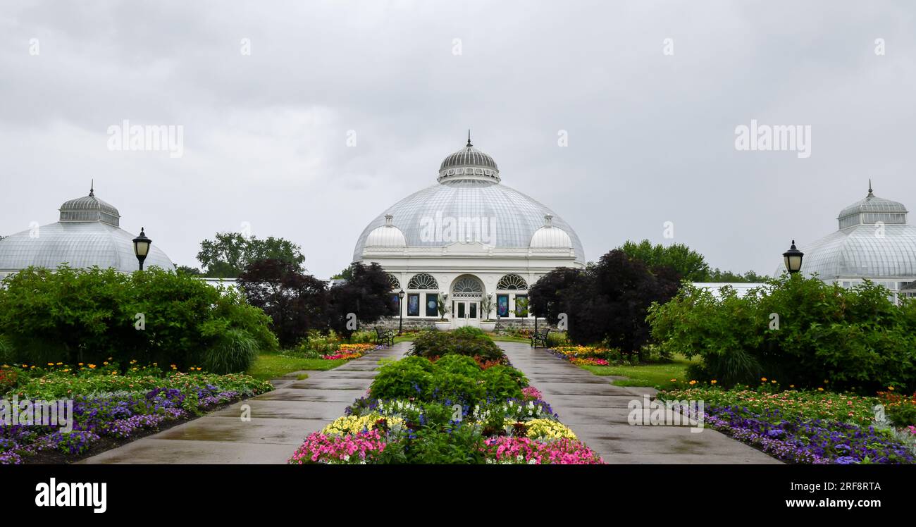 Wintergarten aus Glas und Stahl im Vintage-Art-déco-Stil Stockfoto