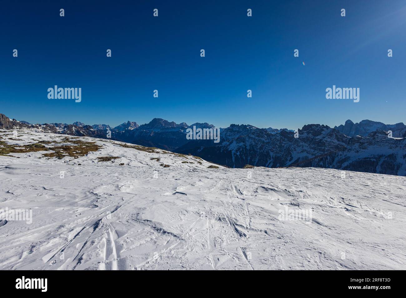 Wunderschöner alpiner Panoramablick auf schneebedeckte Berge, wunderschöne europäische Winterberge in Italien Dolomiten, Langlaufloipen und Abfahrtski Stockfoto