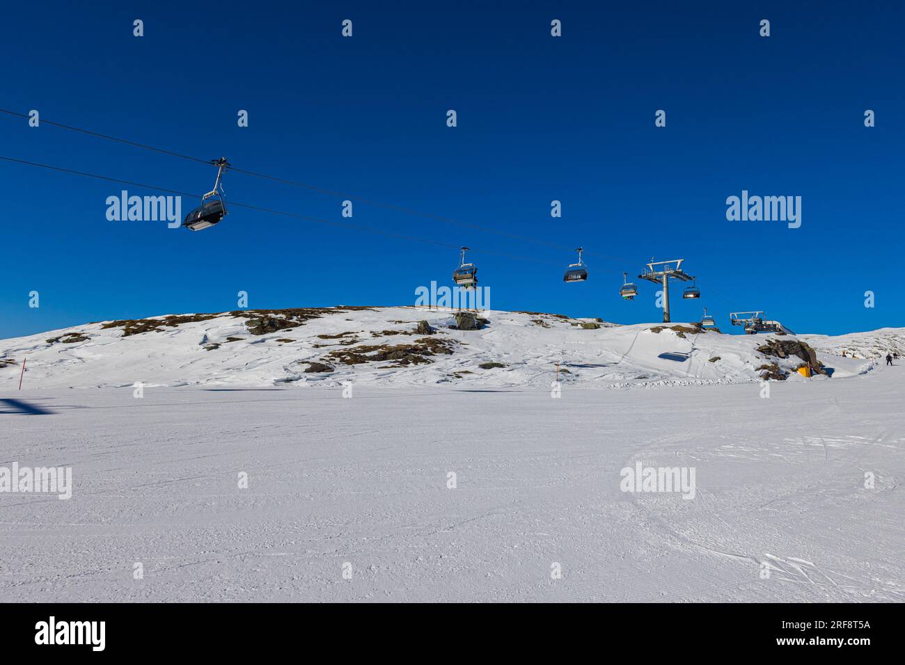 Atemberaubender Blick auf einen schneebedeckten Berg in den Dolomiten, mit Sessellift. Die majestätischen Gipfel ragen in der Ferne und sind mit Schnee überdeckt. Steigt auf Stockfoto