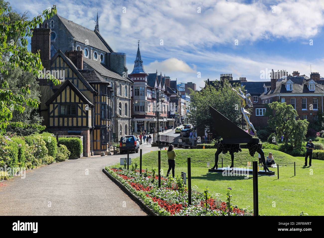 Eine Skulptur von Salvador Dali namens „Surrealist Piano“ vor dem Eingang zum Shrewsbury Castle, Shrewsbury, Shropshire, England, Vereinigtes Königreich Stockfoto