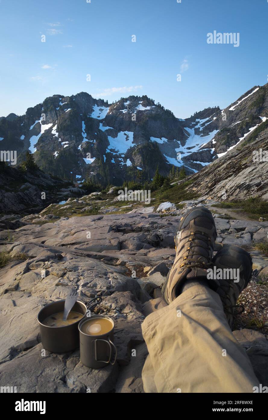 Frühstück für Rucksacktouristen mit Blick auf die Berge im gotischen Basin, North Cascades, WA Stockfoto