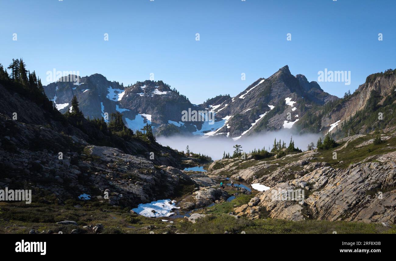 Morgenlicht und tiefhängender Nebel im gotischen Becken Stockfoto