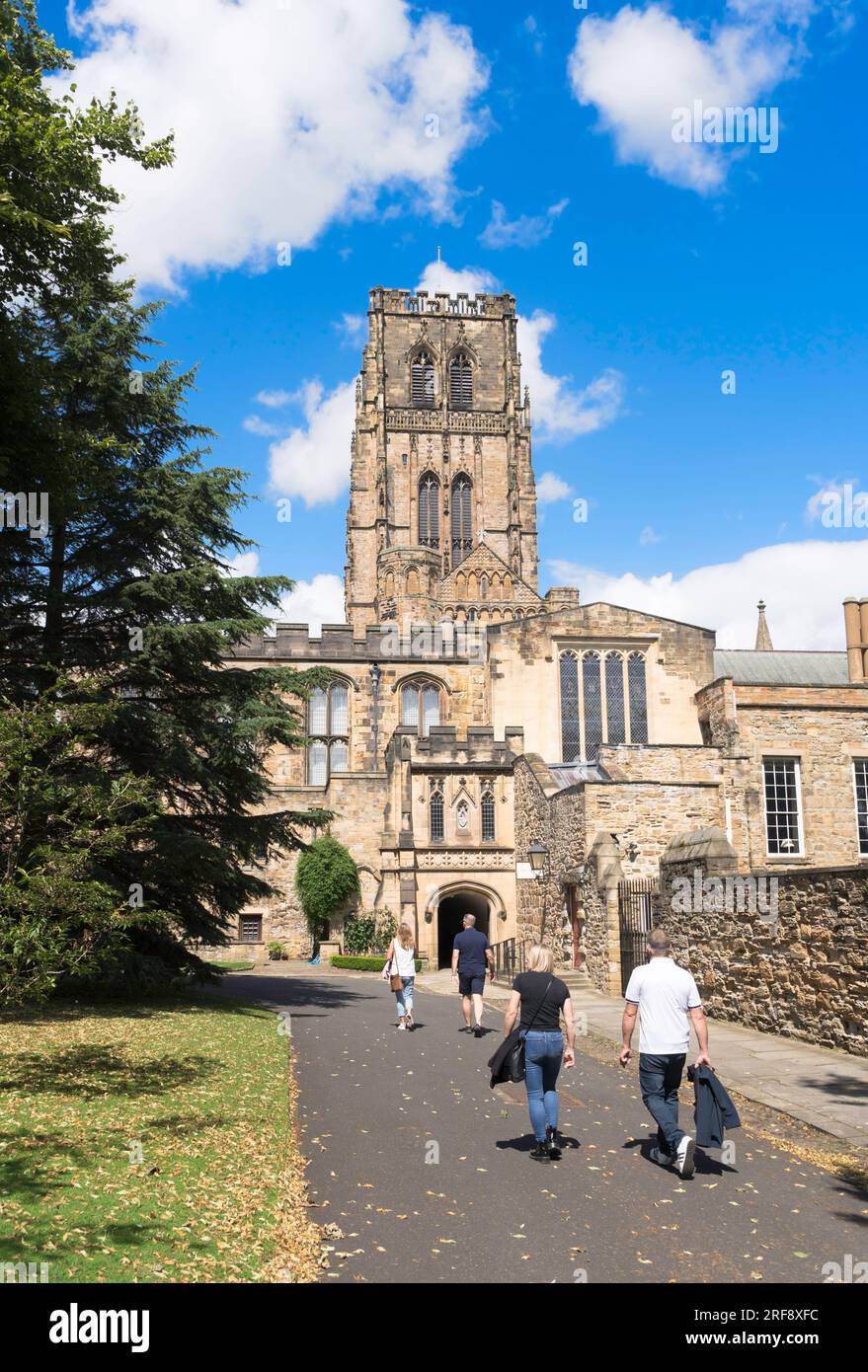 Menschen nähern sich dem südlichen Eingang der Durham Kathedrale, England, Großbritannien Stockfoto