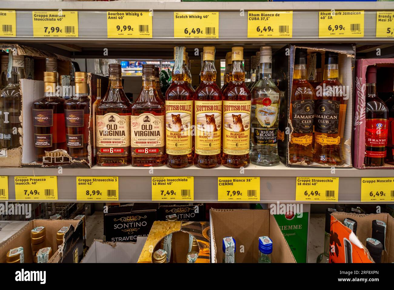 Italien - 29. Juli 2023: Scotch Whisky und Bourbon Whisky und Rum in Flaschen, die auf dem Regal zum Verkauf zu niedrigen Preisen in italienischen Discounter ausgestellt sind Stockfoto