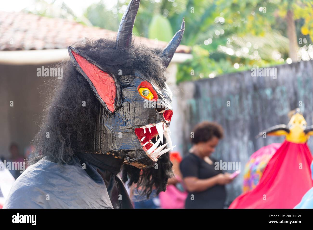 Santo Amaro, Bahia, Brasilien - 23. Juli 2023: Mitglieder des Kulturveranstalters Caretas de Acupe werden während einer Aufführung in den Straßen des Distrikts gesehen Stockfoto