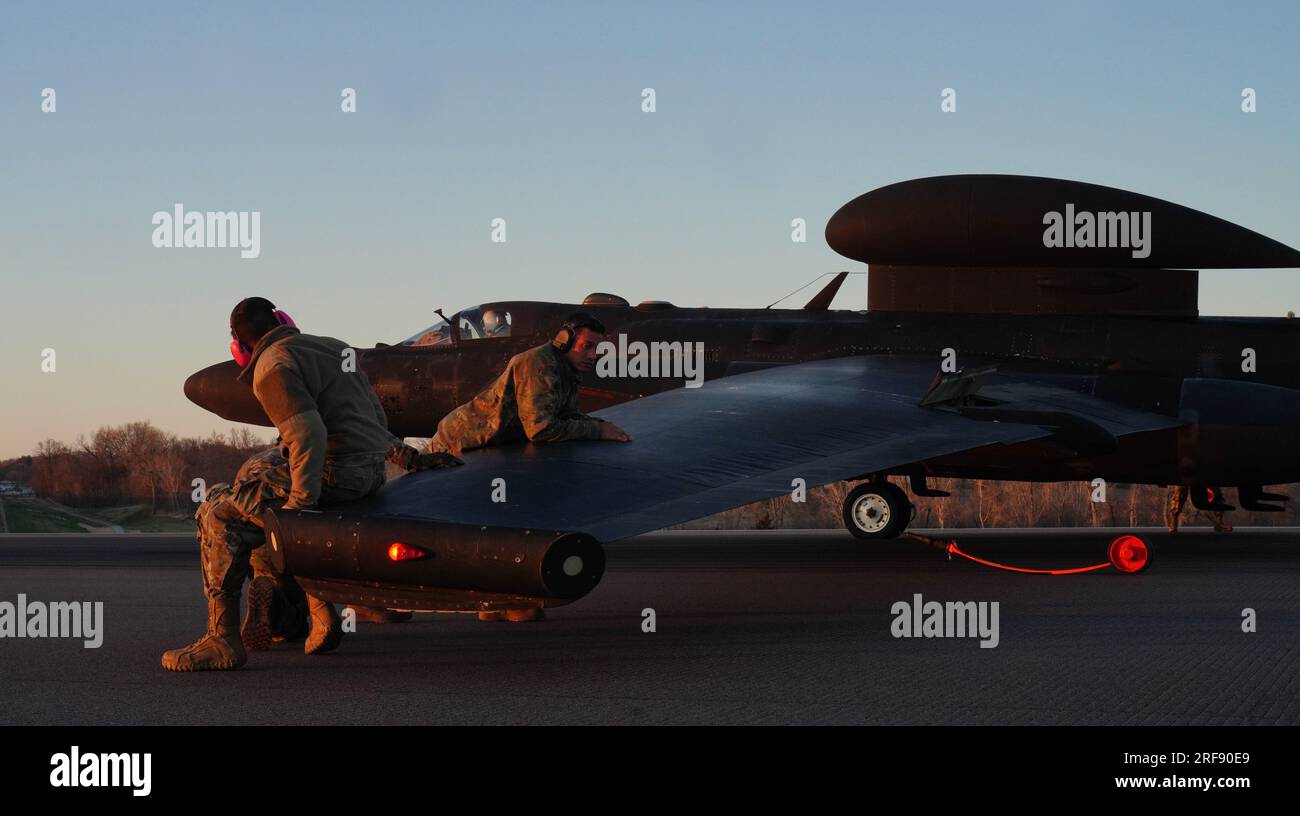 A U-2 Dragon Lady für das richtige Gleichgewicht und um während der Drachenflagge EAST, 5. April 2023, ein Pogo zu platzieren. USA Air Force Foto von Juliana Londono Stockfoto