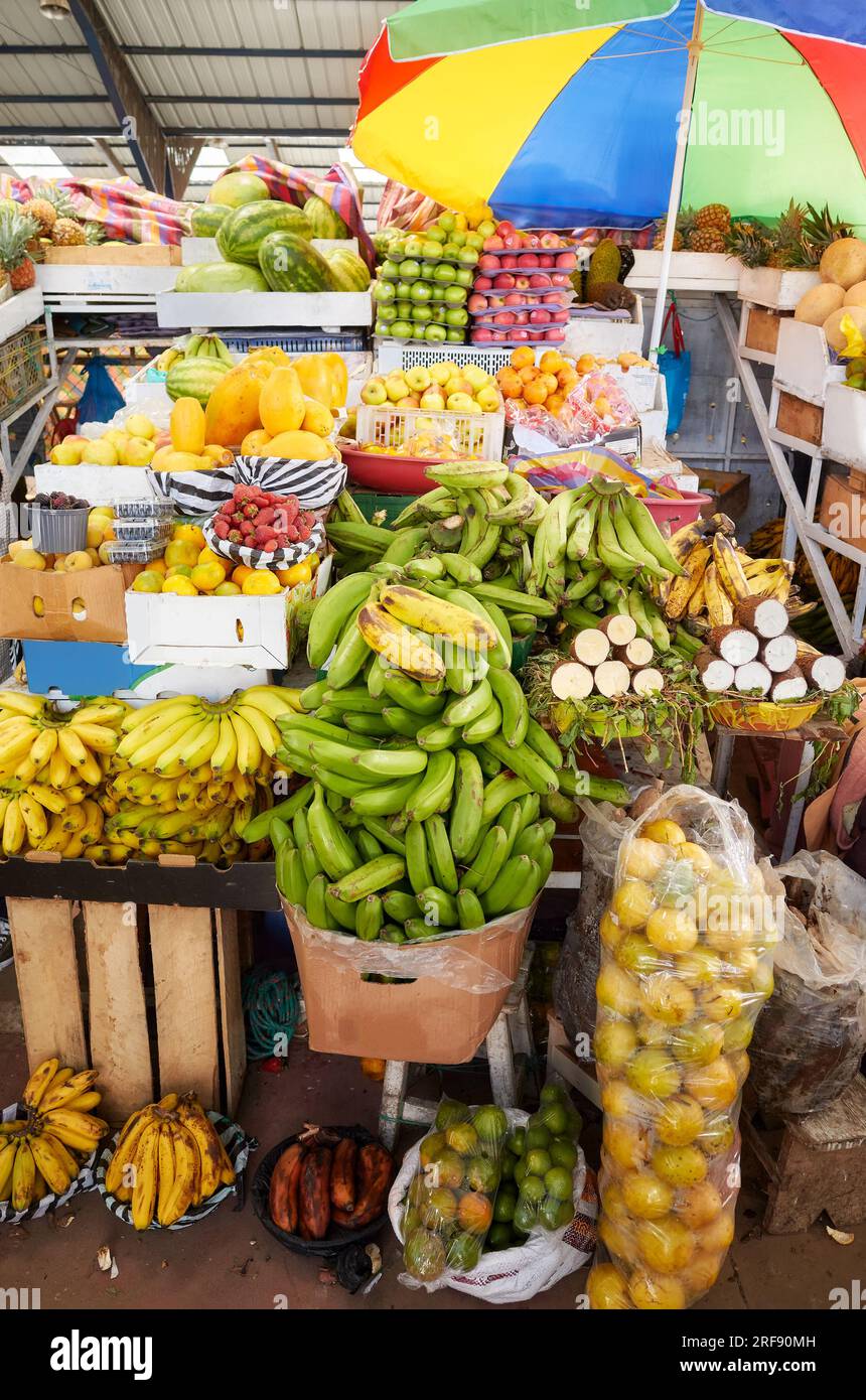Verschiedene Früchte auf einem lokalen Lebensmittelmarkt, Ecuador. Stockfoto Verschiedene Früchte auf einem lokalen Lebensmittelmarkt, Ecuador. Stockfoto