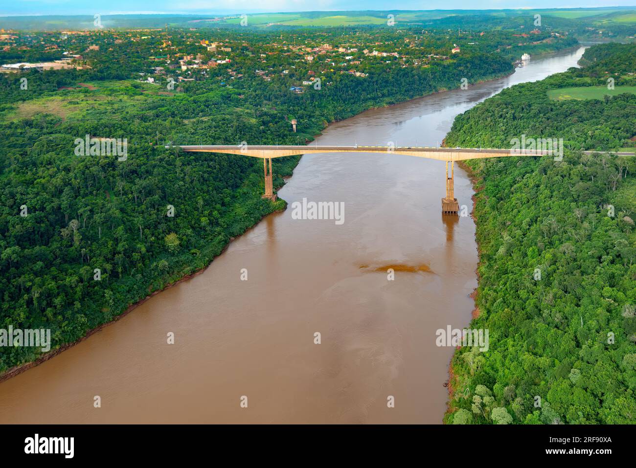 Luftaufnahme der Tancredo Neves Bridge, besser als brüderliche Brücke zwischen Brasilien und Argentinien durch die Grenze über den Iguassu River bekannt, Stockfoto