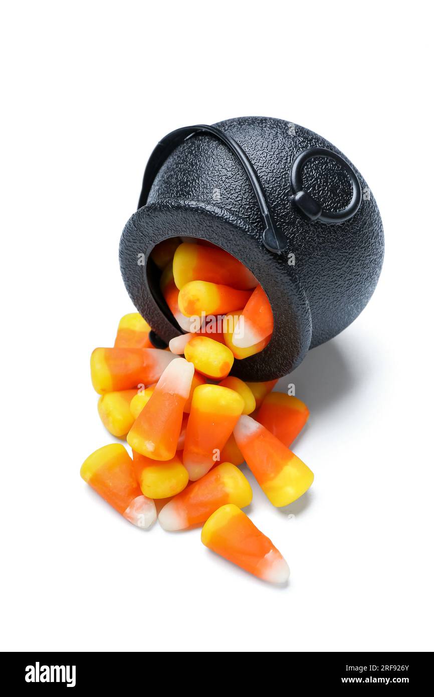 Kessel mit leckeren Halloween-Süßigkeiten auf weißem Hintergrund Stockfoto