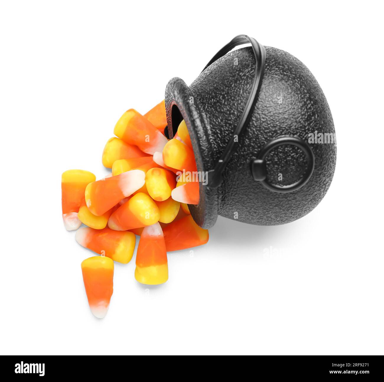 Kessel mit leckeren Halloween-Süßigkeiten auf weißem Hintergrund Stockfoto