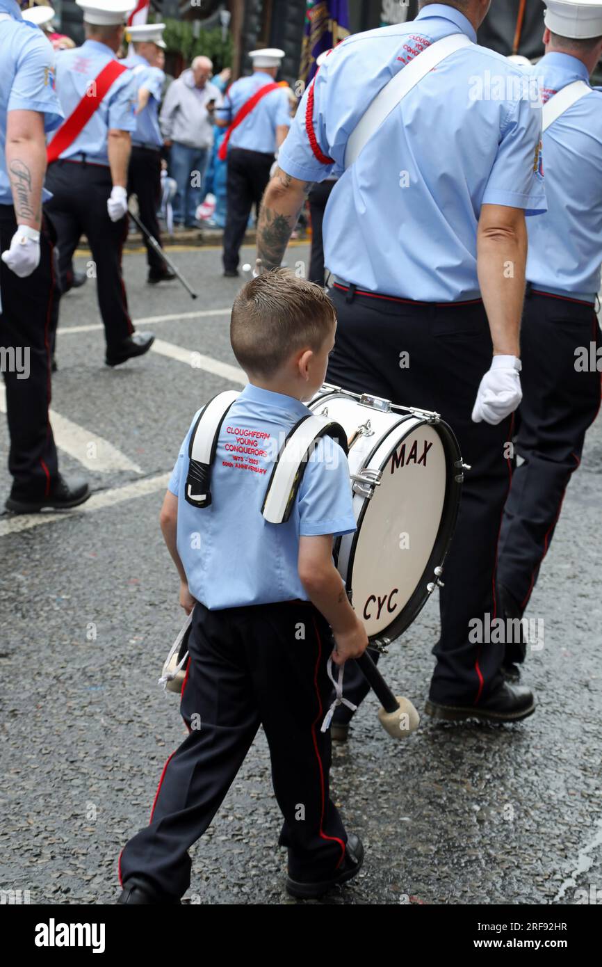 Cloughfern Young Eroberer bei der Orange Day Parade 2023 in Belfast Stockfoto