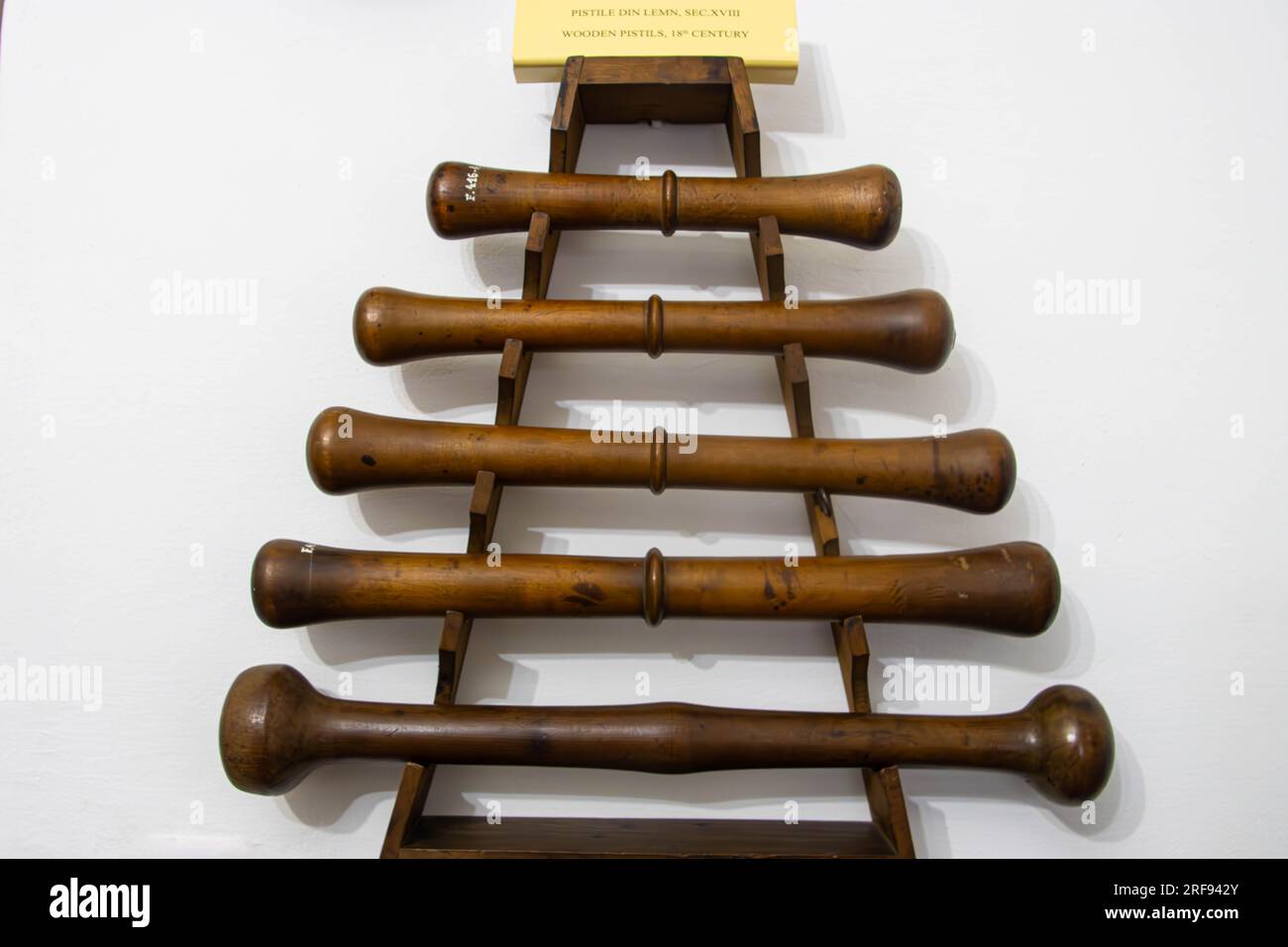 Holzpistillen aus dem 18. Jahrhundert im Pharmazie-Museum in Sibiu, Rumänien Stockfoto