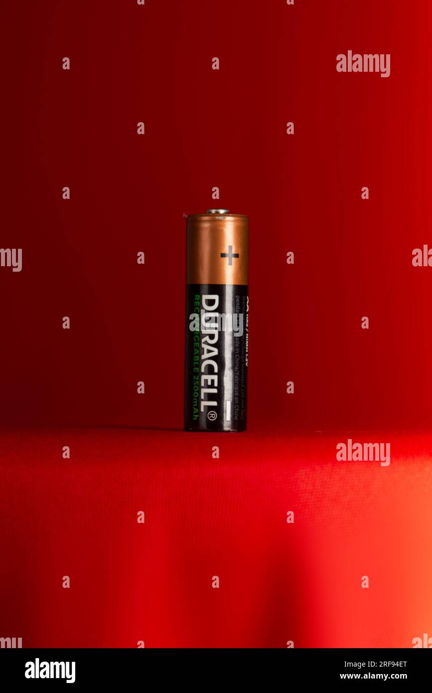 Salvador, Bahia, Brasilien - 30. Juli 2023: Eine wiederaufladbare Batterie der Marke Duracell, isoliert auf rotem Hintergrund. Stockfoto