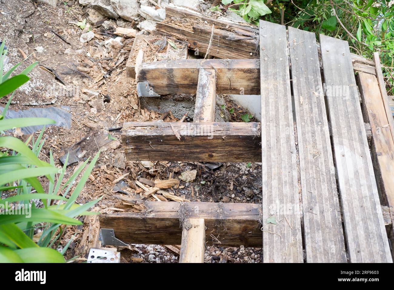 Verfaulte Bretter einer Holzterrasse Stockfoto