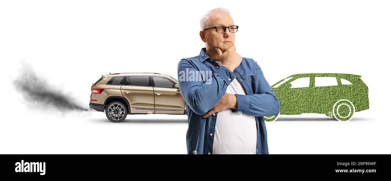 Mann, der vor einem Fahrzeug steht und die Luft verschmutzt, und ein grüner elektrischer SUV, isoliert auf weißem Hintergrund Stockfoto