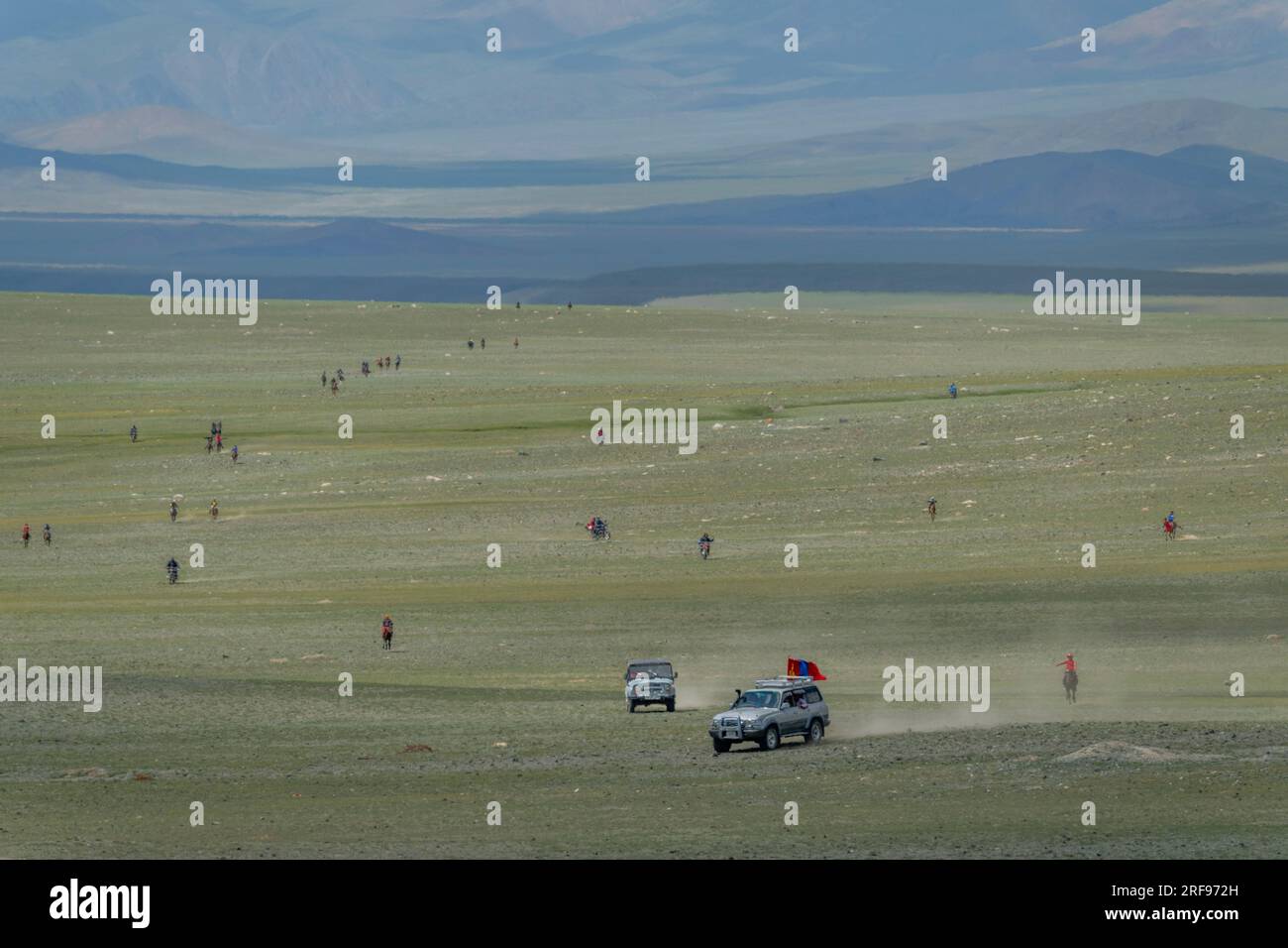 Pferderennen (ein Cross-Country-Event mit Kindern von 5 bis 13 Jahren als Jockeys) bei einem lokalen Naadam Festival im Tal des Sagsai River, einem abgelegenen Tal Stockfoto