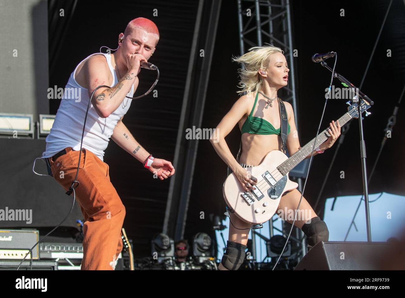 Brighton, Großbritannien. Samstag, 29. Juli 2023. Milkie Way und Sam Matlock von Wargasm unterstützen Royal Blood am Strand in Brighton Madeira Drive © Jason Stockfoto