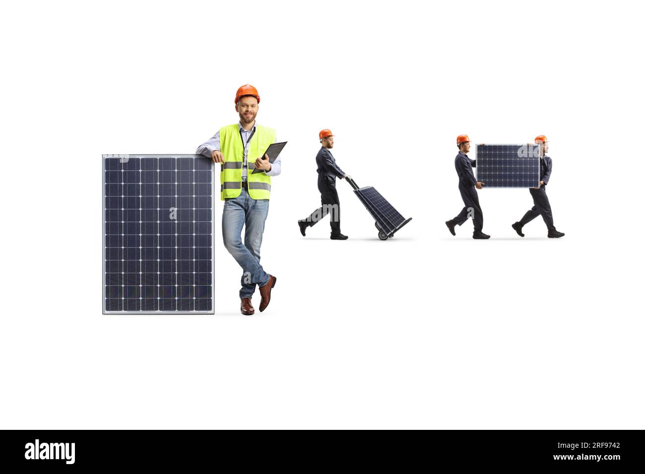 Ingenieure und Fabrikarbeiter, die Photovoltaikmodule auf weißem Hintergrund isolieren Stockfoto