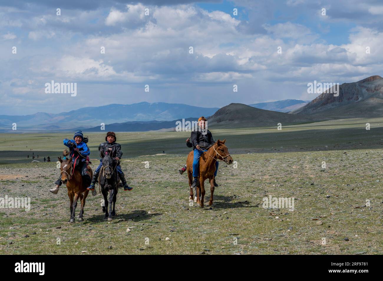Pferderennen (ein Cross-Country-Event mit Kindern von 5 bis 13 Jahren als Jockeys) bei einem lokalen Naadam Festival im Tal des Sagsai River, einem abgelegenen Tal Stockfoto