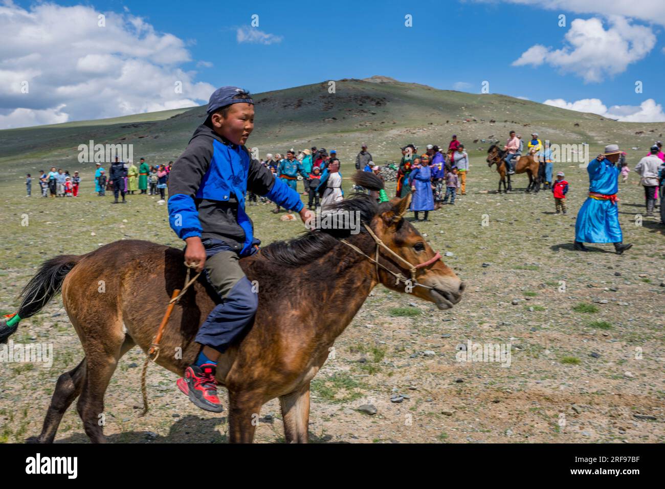 Pferderennen (ein Cross-Country-Event mit Kindern von 5 bis 13 Jahren als Jockeys) bei einem lokalen Naadam Festival im Tal des Sagsai River, einem abgelegenen Tal Stockfoto