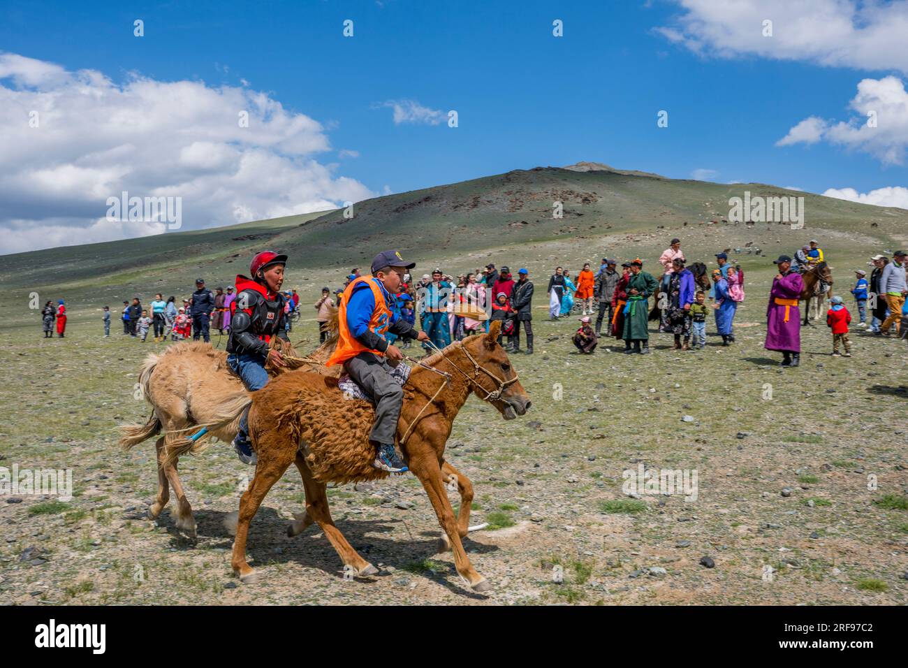 Pferderennen (ein Cross-Country-Event mit Kindern von 5 bis 13 Jahren als Jockeys) bei einem lokalen Naadam Festival im Tal des Sagsai River, einem abgelegenen Tal Stockfoto