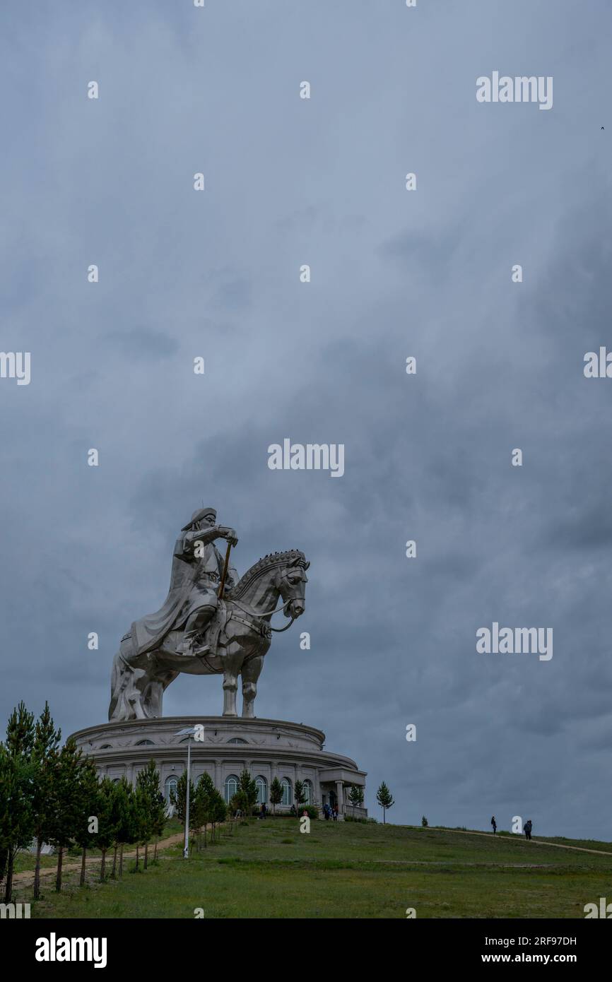 Dunkle Wolken über der Reiterstatue Dschingis Khan, einer 130 Meter hohen Edelstahlstatue, die Teil des Komplexes der Dschingis-Khan-Statue im Bann ist Stockfoto